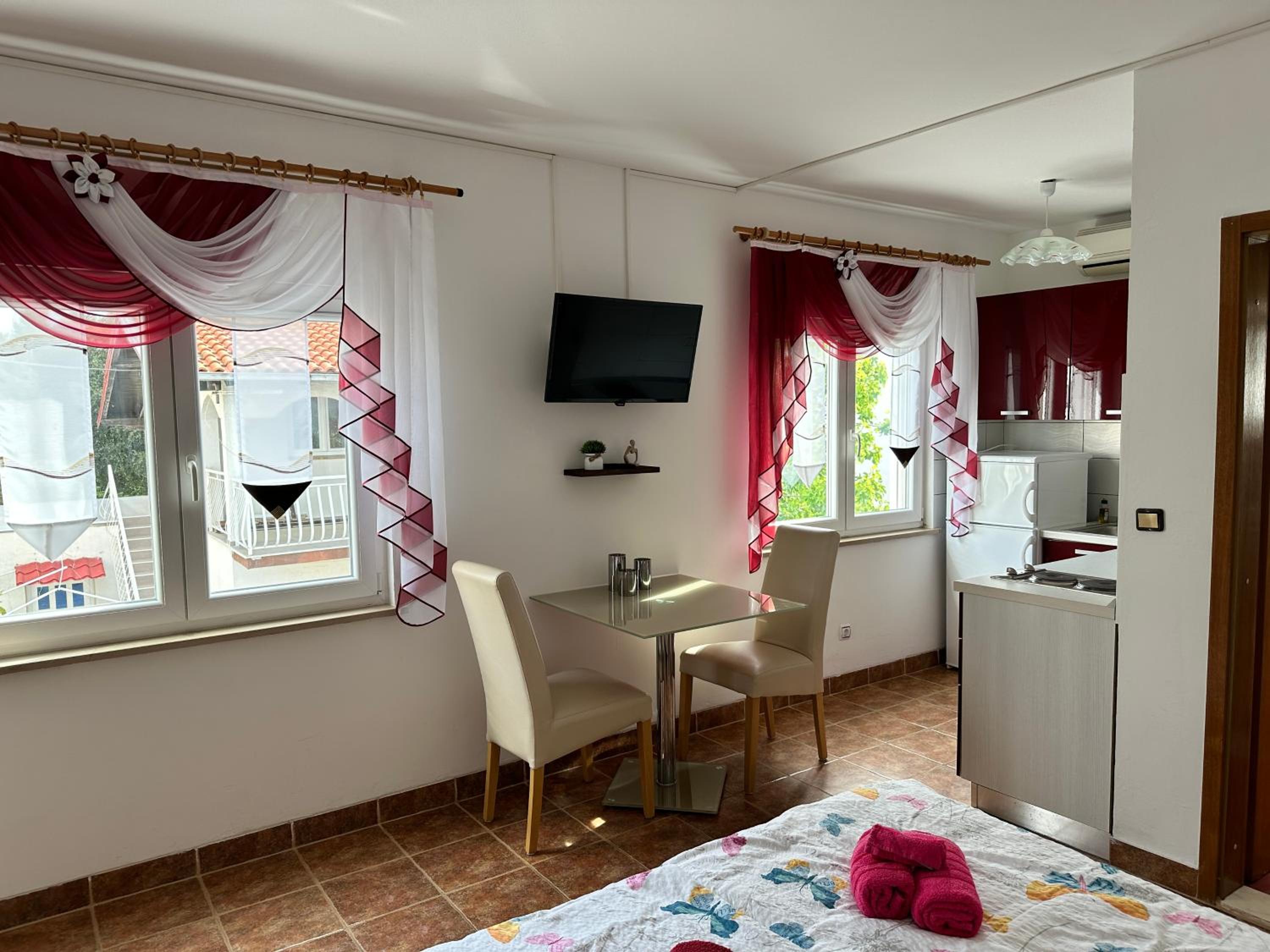 Studio Apartment near Beach Petrčane - Quiet & Central - Unit 2 view 5