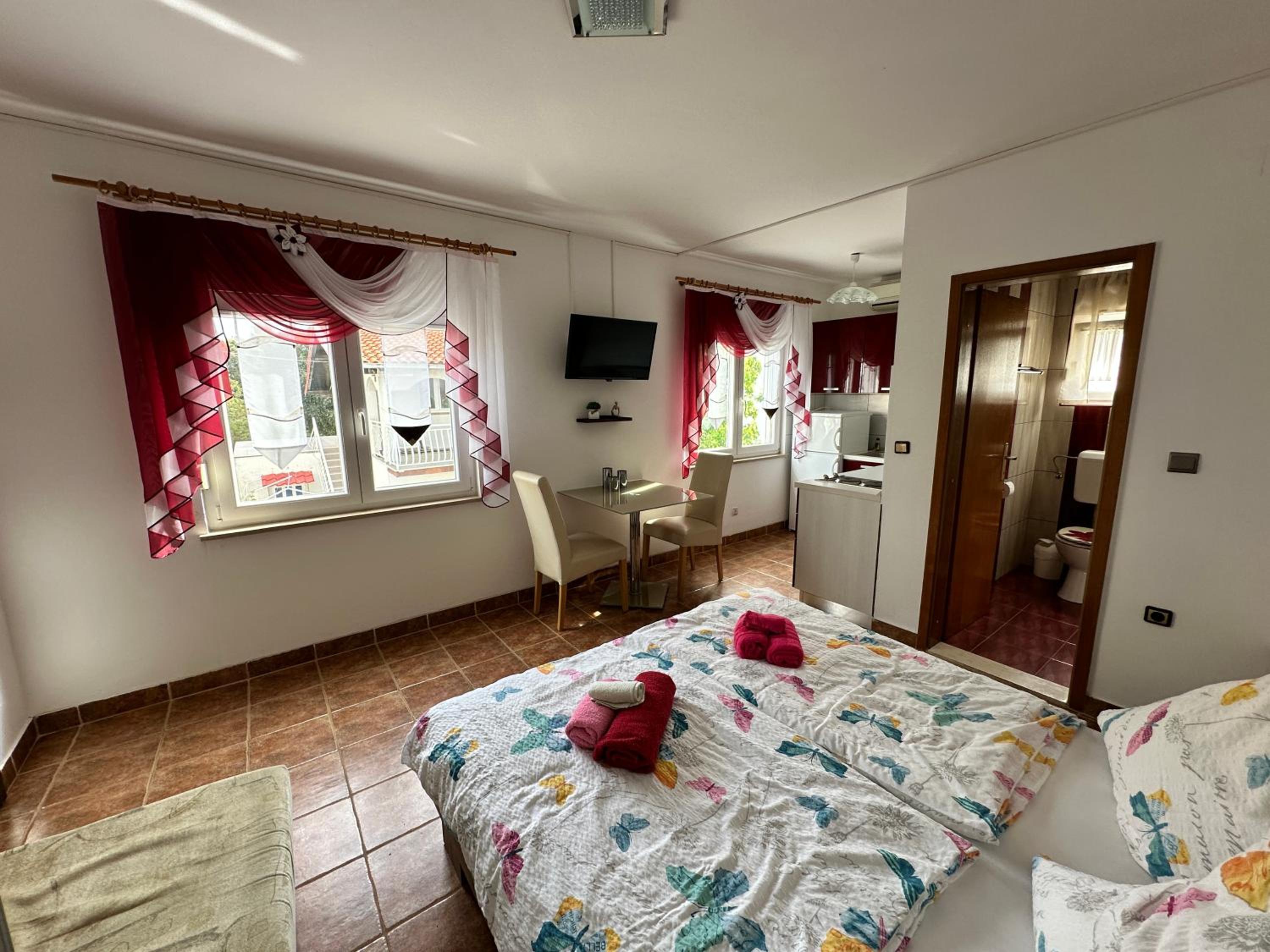 Studio Apartment near Beach Petrčane - Quiet & Central - Unit 2 view 4