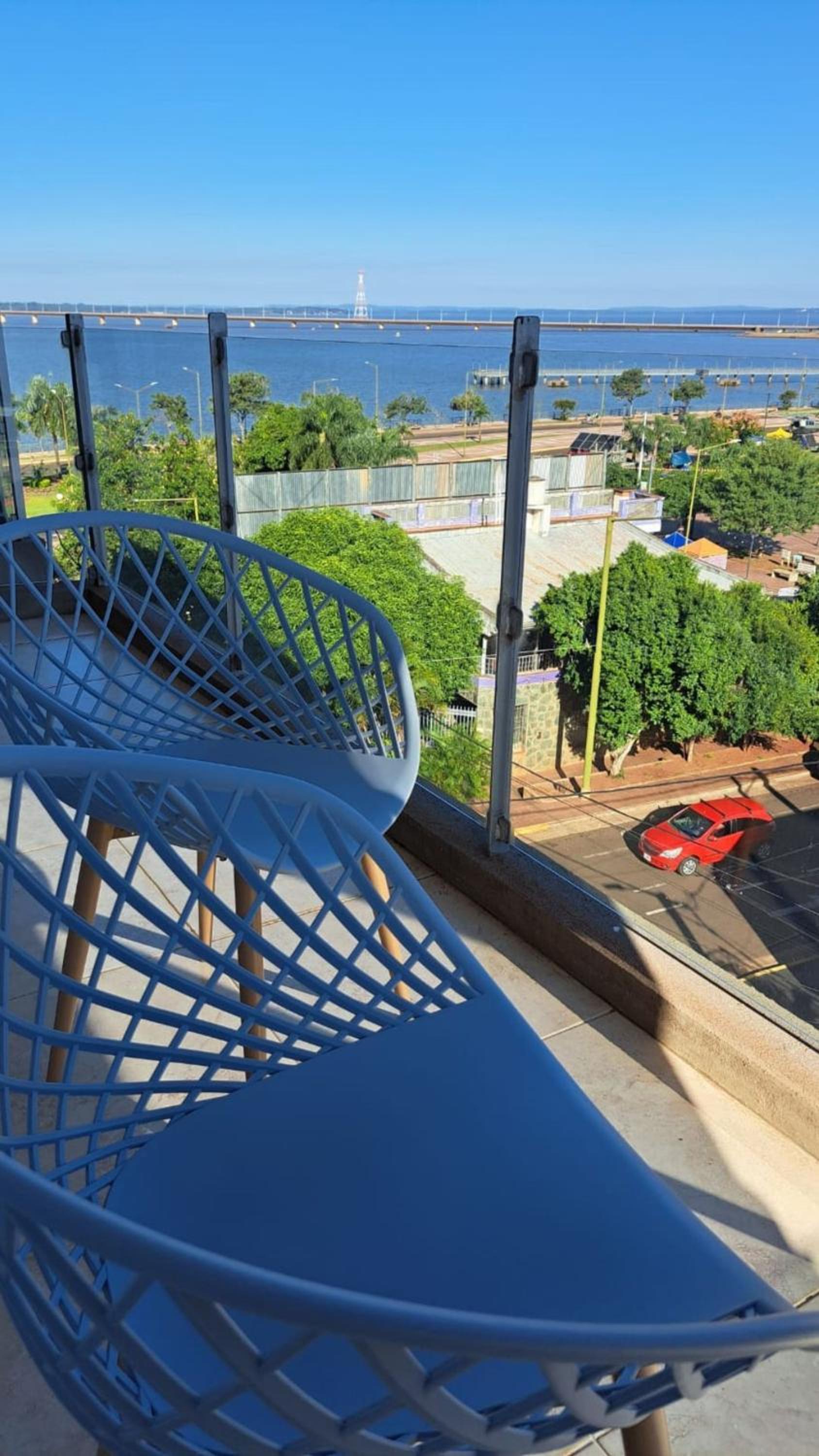 Moderno y exclusivo departamento con vista al río