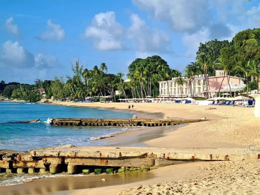 Charming St James Cottage - Walk to Beach