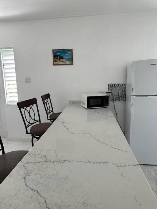 Charming St James Cottage - Walk to Beach