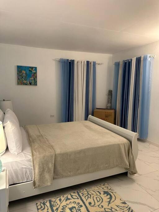 Charming St James Cottage - Walk to Beach