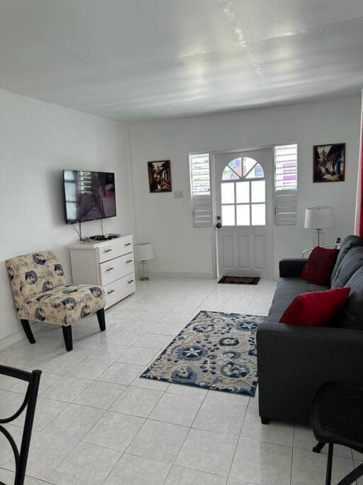 Charming St James Cottage - Walk to Beach