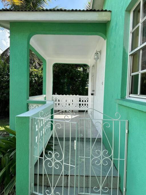 Charming St James Cottage - Walk to Beach