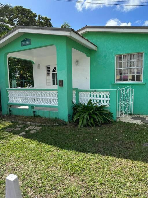 Charming St James Cottage - Walk to Beach