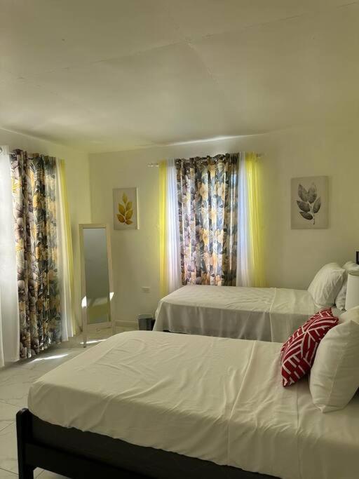 Charming St James Cottage - Walk to Beach