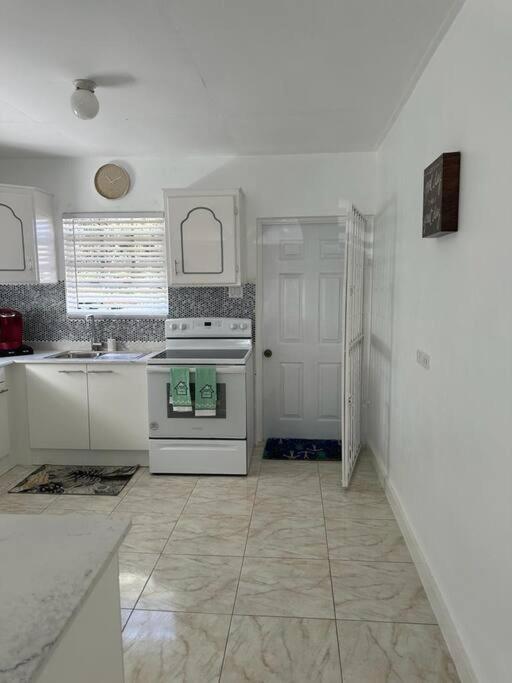 Charming St James Cottage - Walk to Beach
