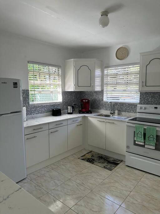 Charming St James Cottage - Walk to Beach