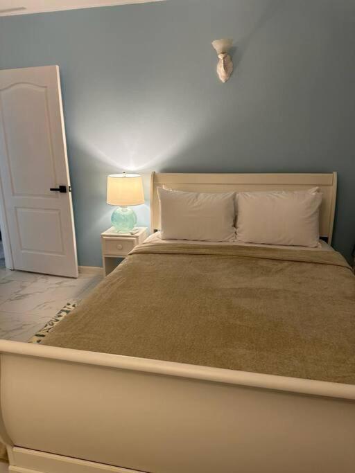 Charming St James Cottage - Walk to Beach