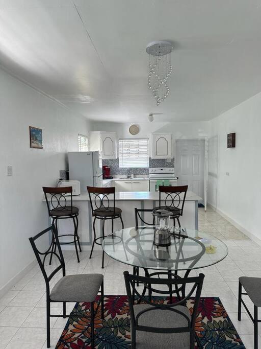 Charming St James Cottage - Walk to Beach