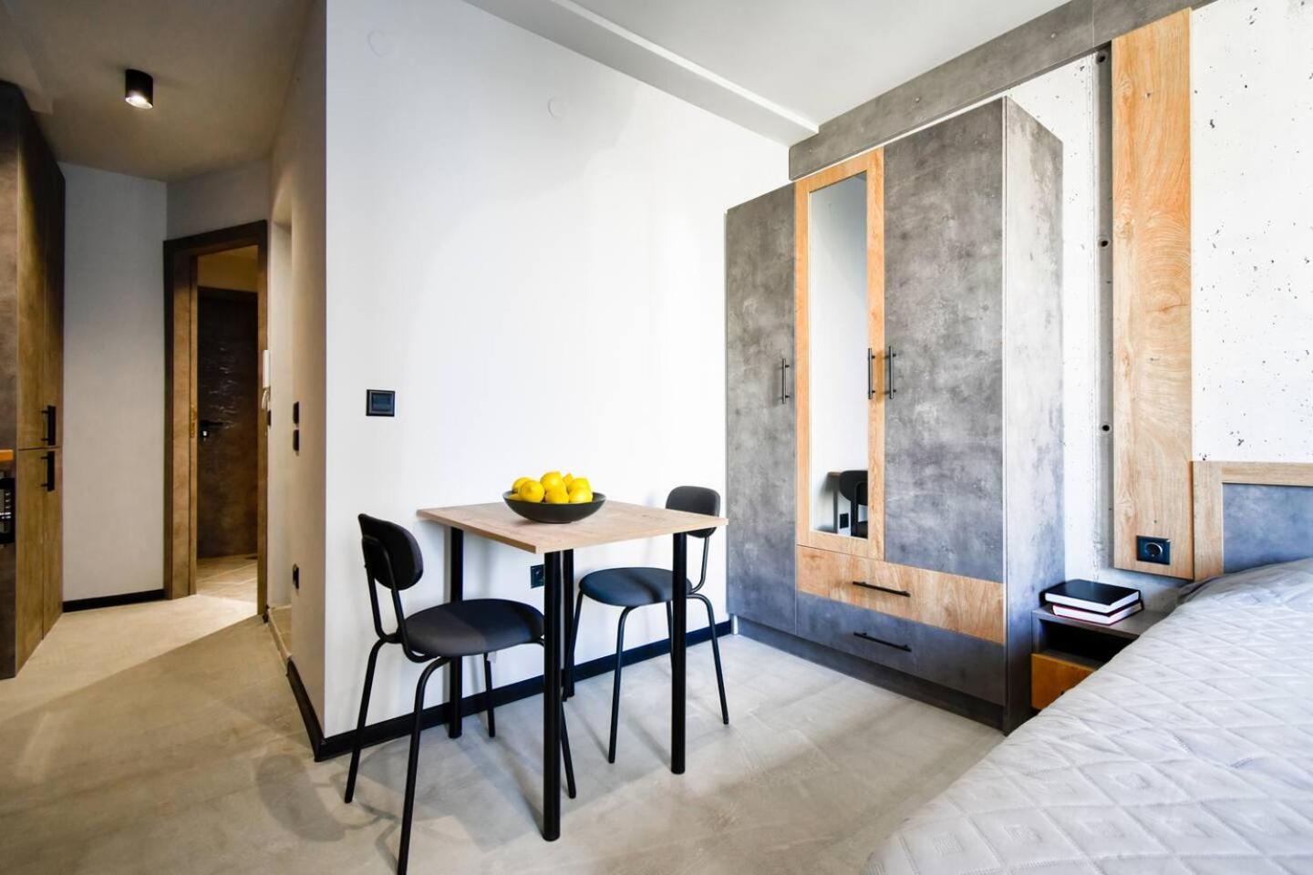 6 Studios 6 Bathrooms 2 Levels Kitchens