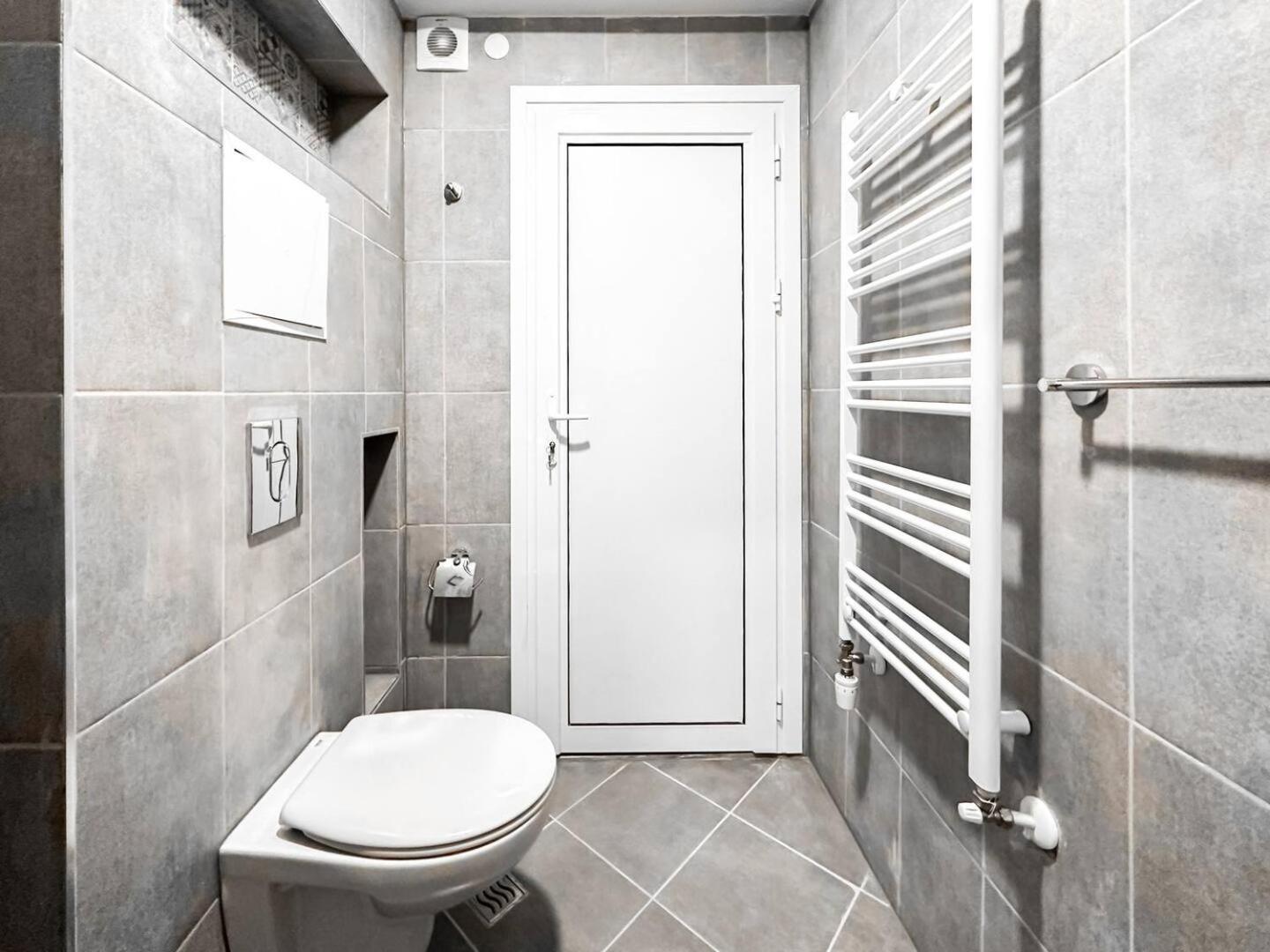 6 Studios 6 Bathrooms 2 Levels Kitchens