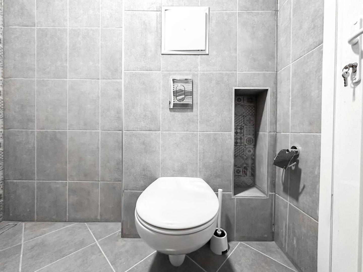 6 Studios 6 Bathrooms 2 Levels Kitchens