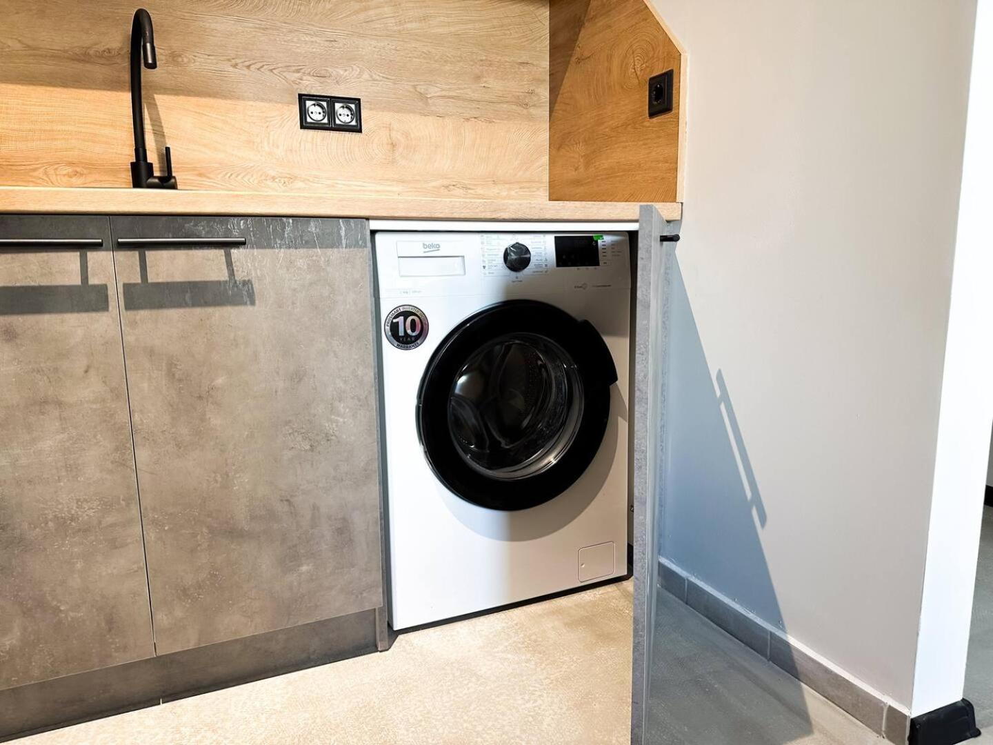 6 Studios 6 Bathrooms 2 Levels Kitchens