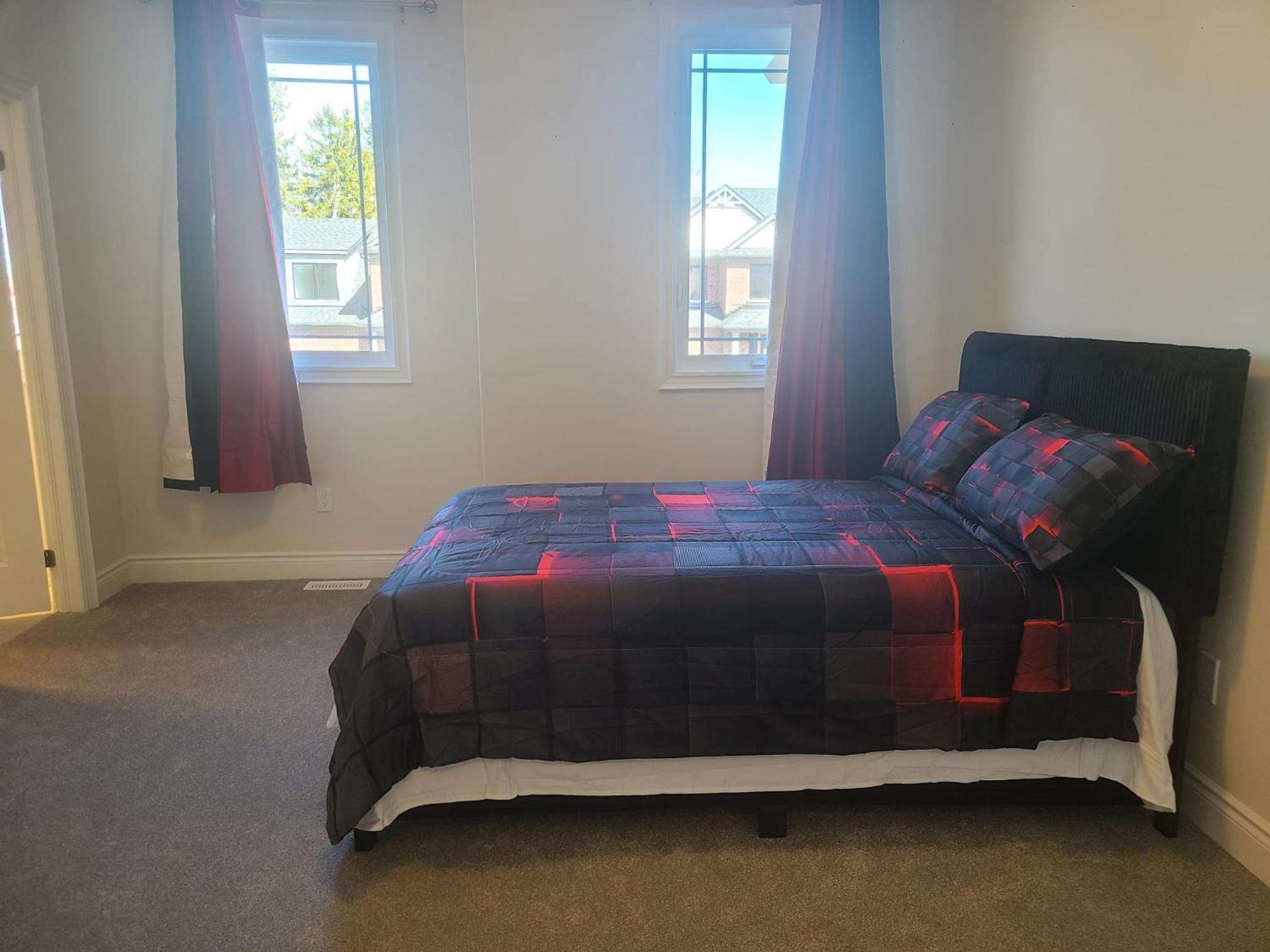 Elegant 4 BR 3.5 Bath Oasis: Mins frm Coburg Beach
