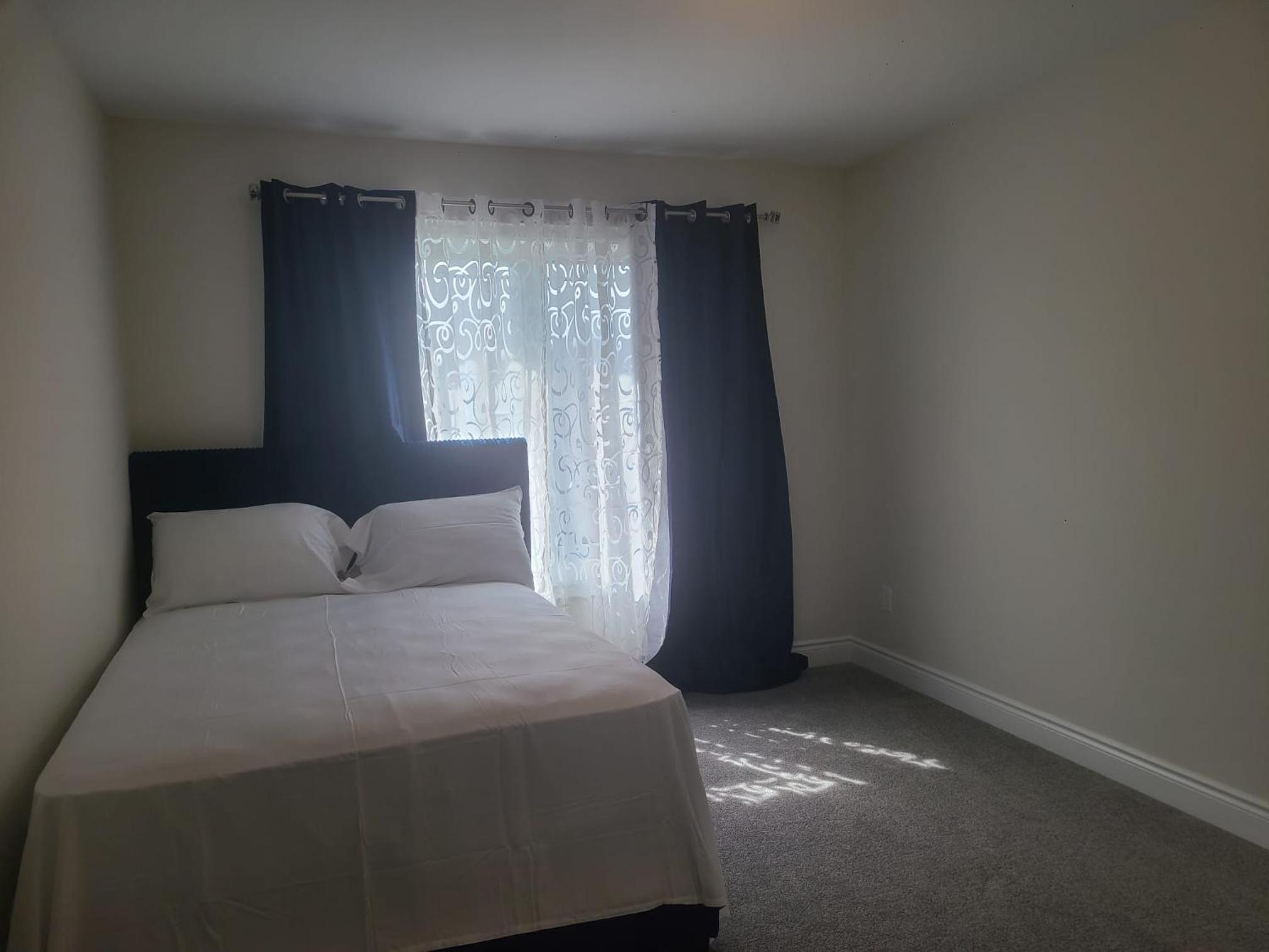 Elegant 4 BR 3.5 Bath Oasis: Mins frm Coburg Beach