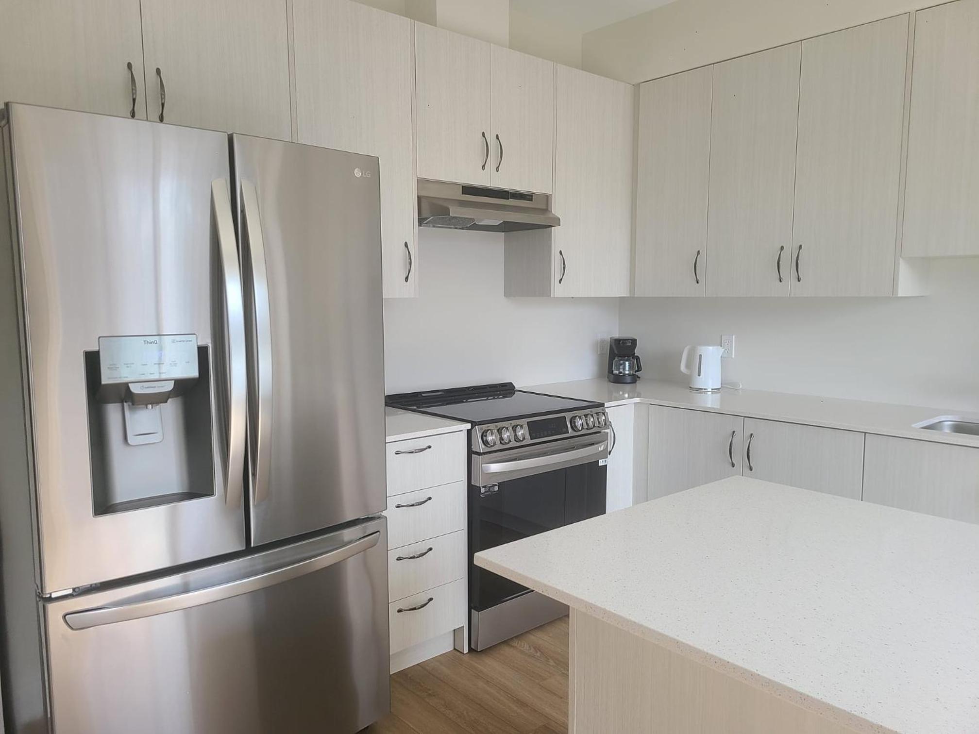 Elegant 4 BR 3.5 Bath Oasis: Mins frm Coburg Beach