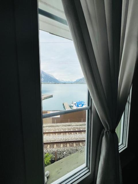 Au Bord Du Lac