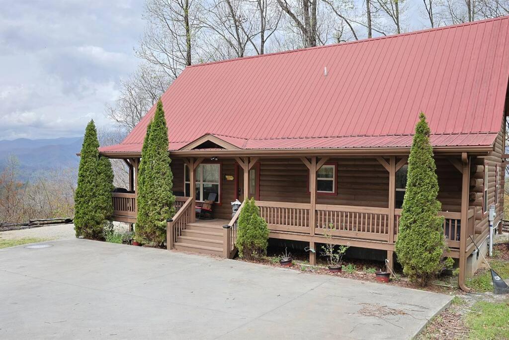 Hotel Red Roof-Cozy Cabin with Great Views, Hot Tub and near Bryson City - Image 1