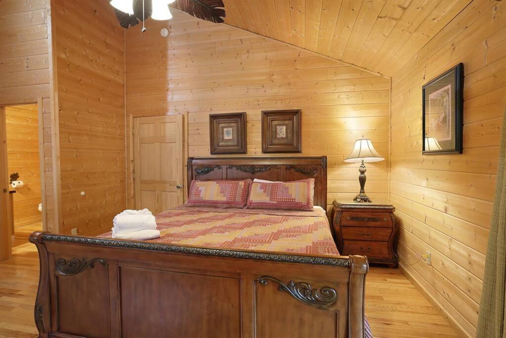 Red Roof-Cozy Cabin with Great Views, Hot Tub and near Bryson City view 5
