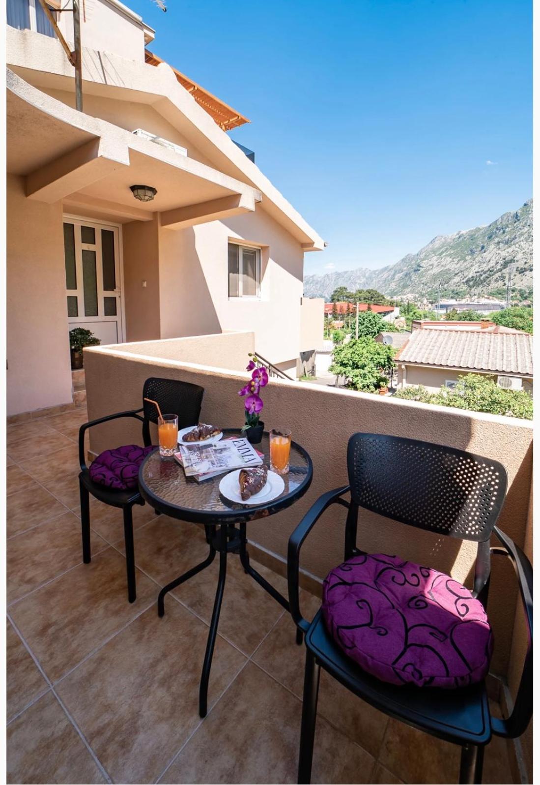 Apartment Pavle near the center with a view view 4