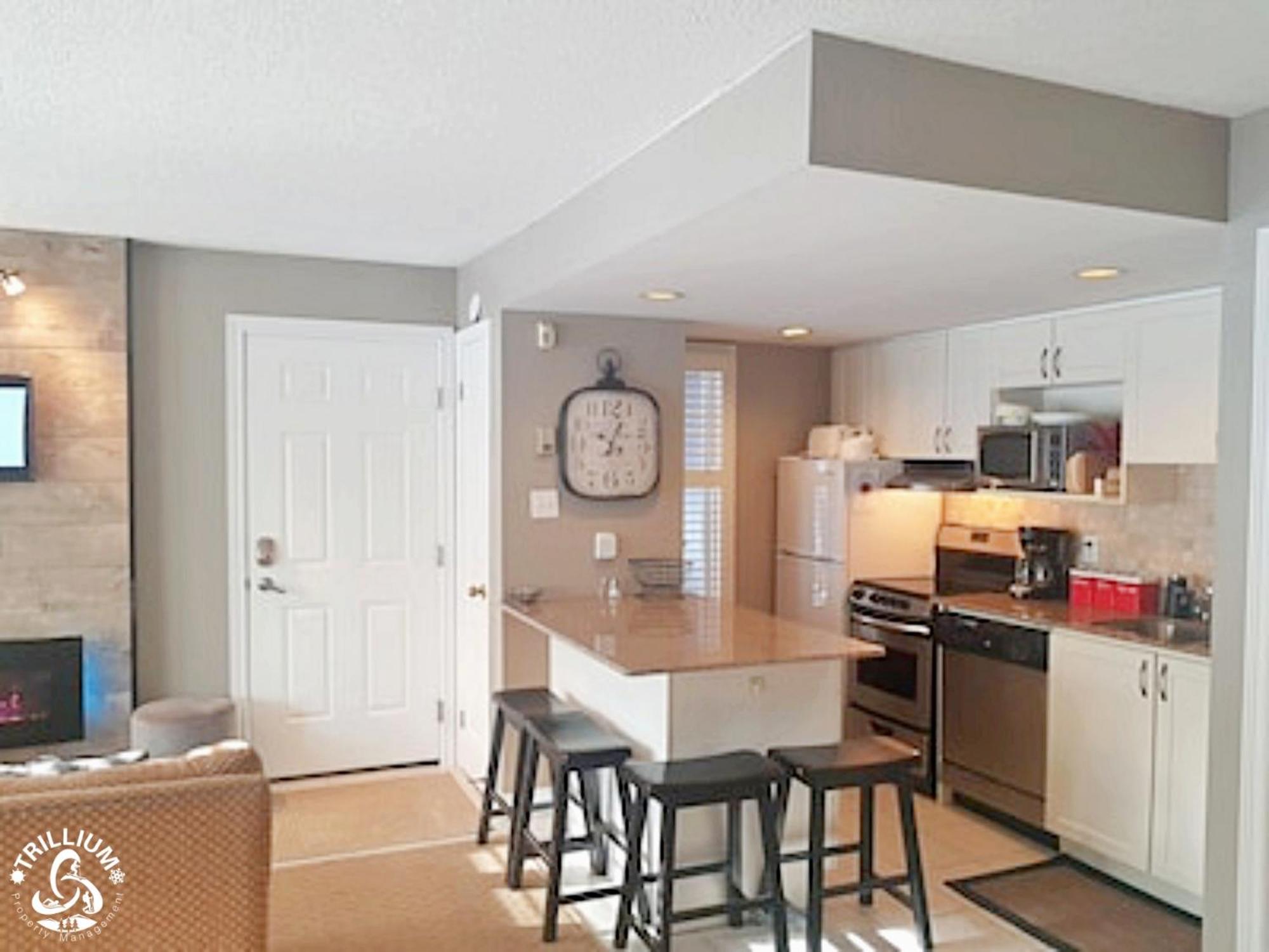 Hillside One Bedroom Condo in Blue Mountain, Full Kitchen, 2 Creekside Decks