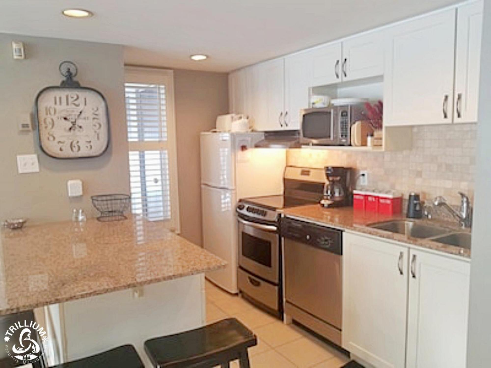 Hillside One Bedroom Condo in Blue Mountain, Full Kitchen, 2 Creekside Decks