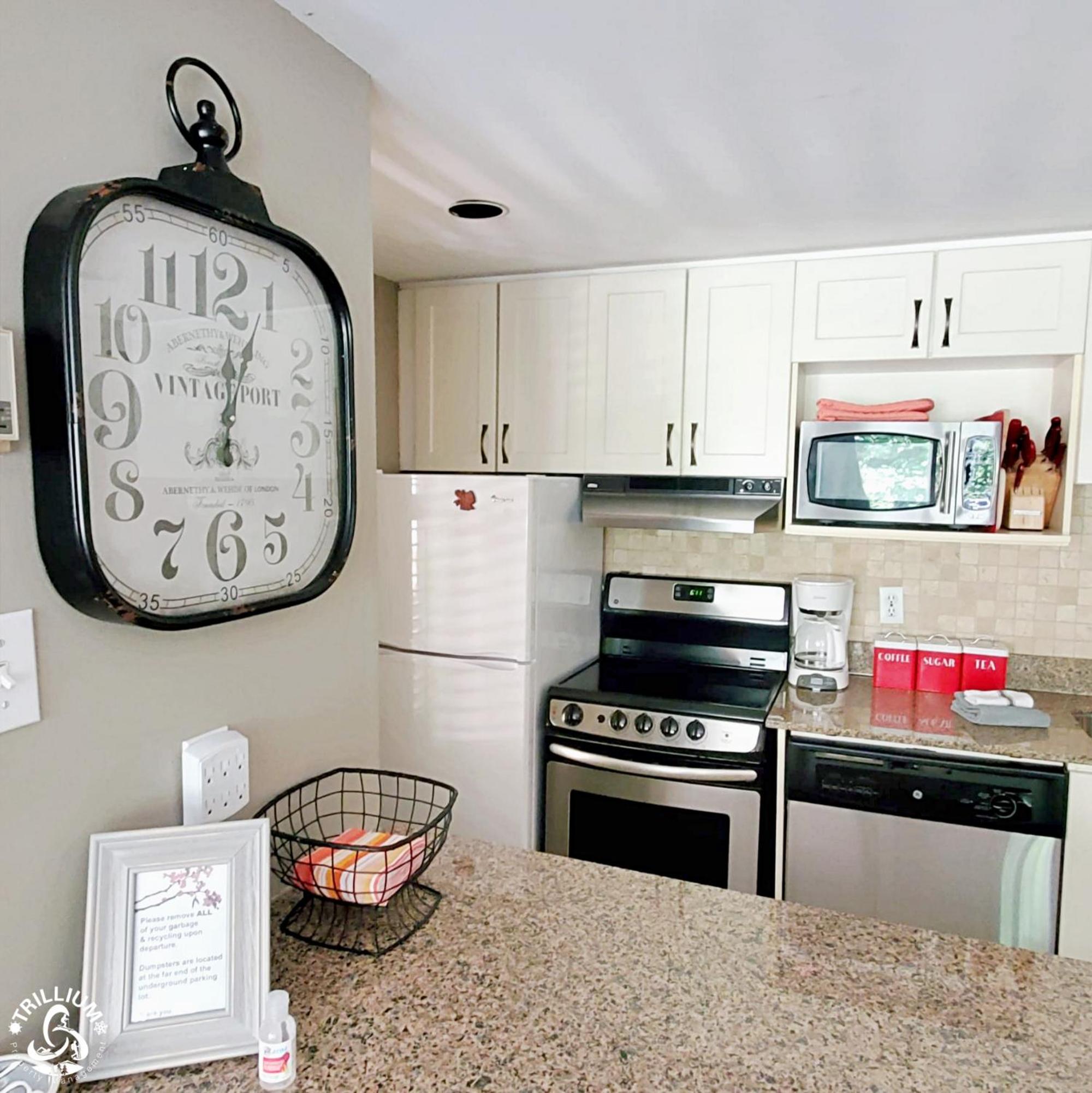 Hillside One Bedroom Condo in Blue Mountain, Full Kitchen, 2 Creekside Decks