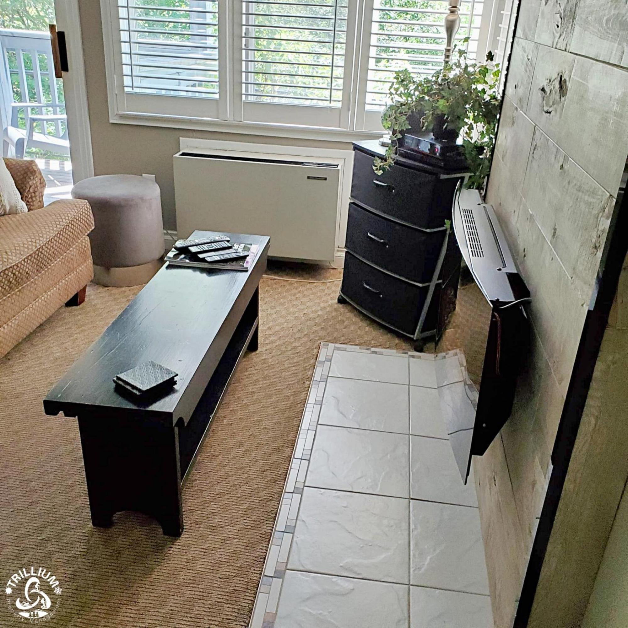 Hillside One Bedroom Condo in Blue Mountain, Full Kitchen, 2 Creekside Decks