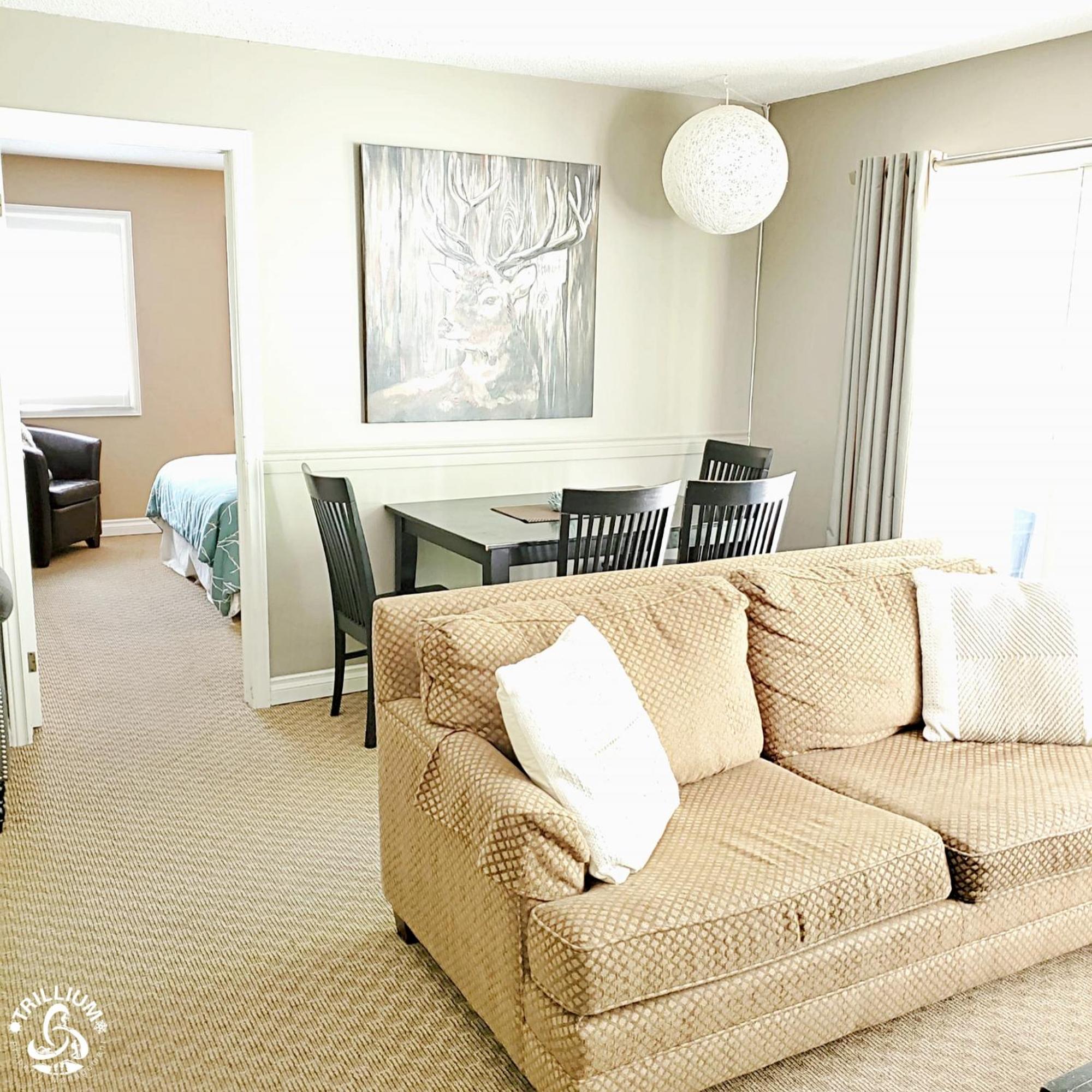 Hillside One Bedroom Condo in Blue Mountain, Full Kitchen, 2 Creekside Decks