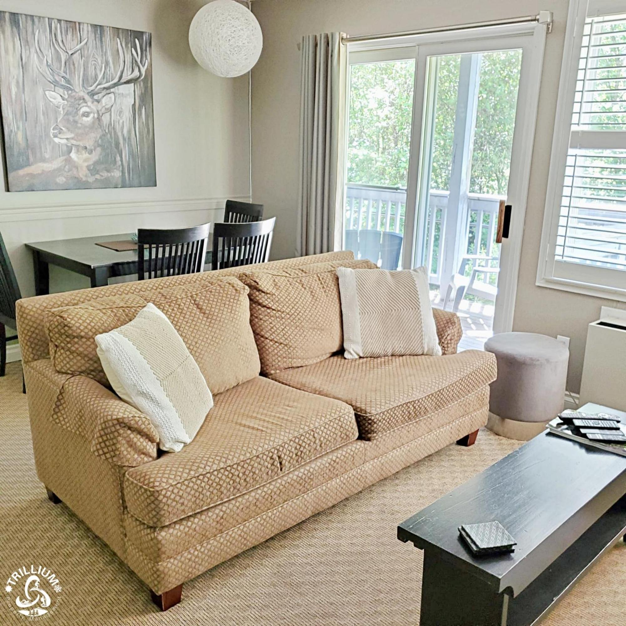 Hillside One Bedroom Condo in Blue Mountain, Full Kitchen, 2 Creekside Decks