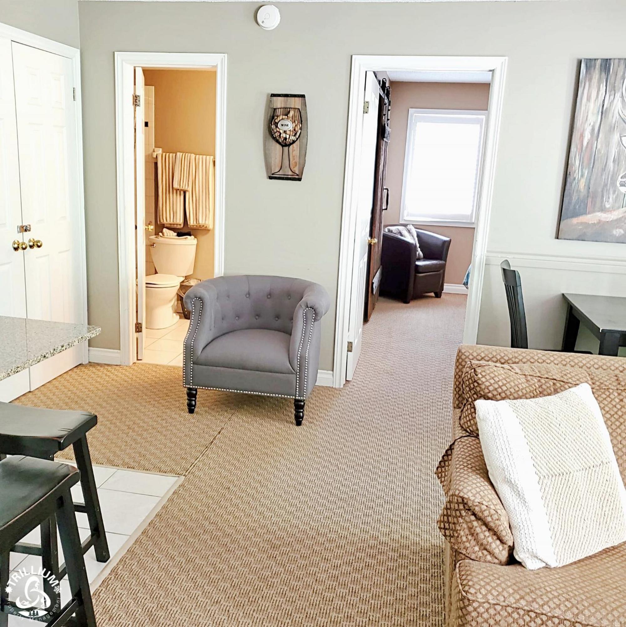 Hillside One Bedroom Condo in Blue Mountain, Full Kitchen, 2 Creekside Decks