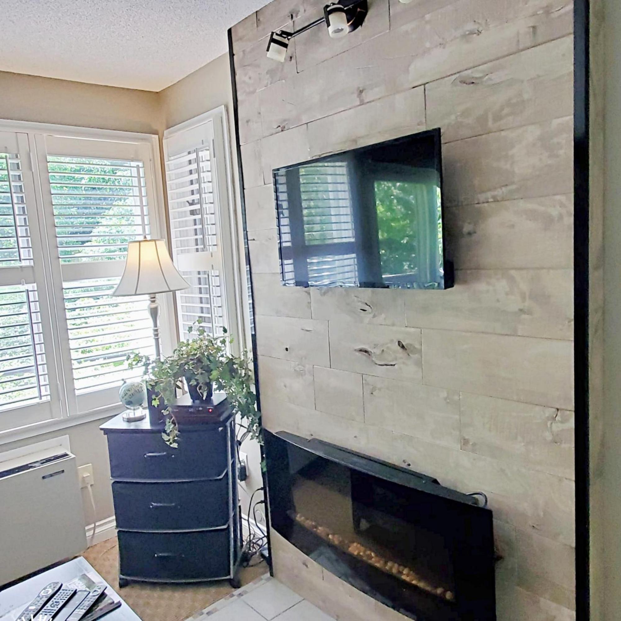 Hillside One Bedroom Condo in Blue Mountain, Full Kitchen, 2 Creekside Decks