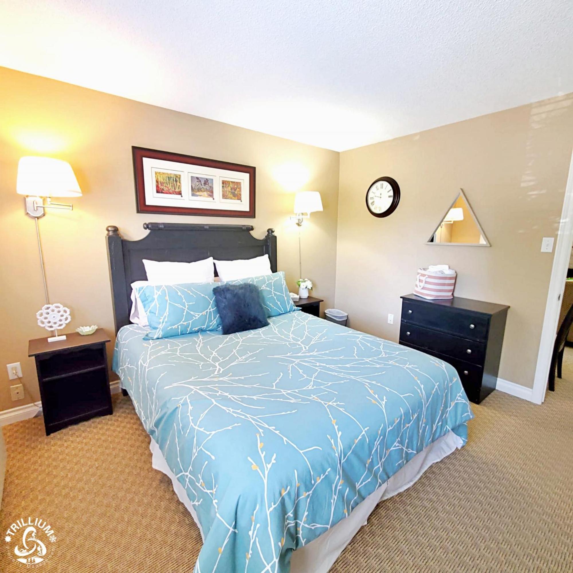 Hillside One Bedroom Condo in Blue Mountain, Full Kitchen, 2 Creekside Decks