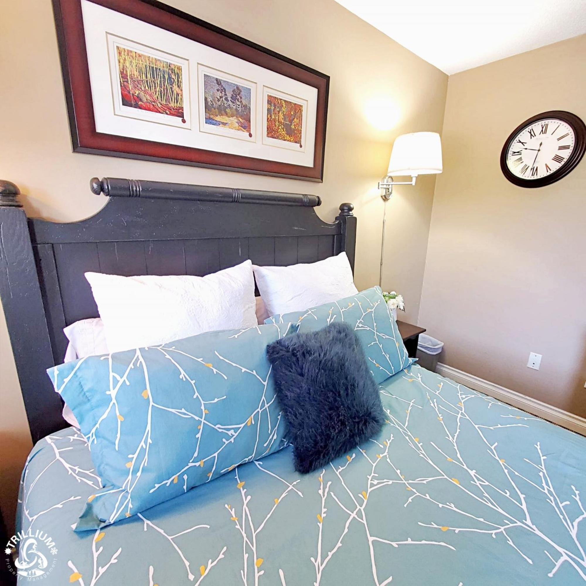 Hillside One Bedroom Condo in Blue Mountain, Full Kitchen, 2 Creekside Decks