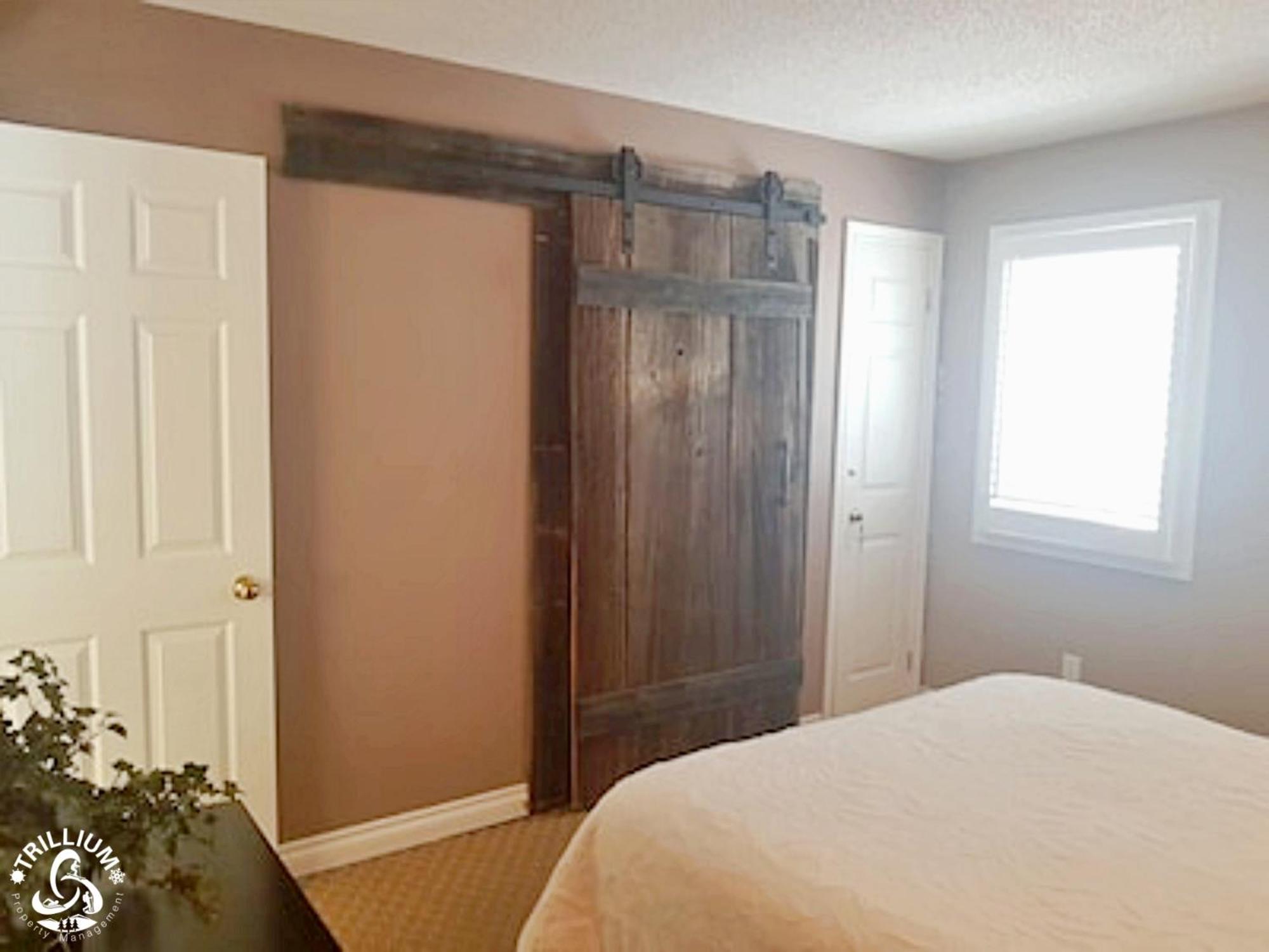 Hillside One Bedroom Condo in Blue Mountain, Full Kitchen, 2 Creekside Decks