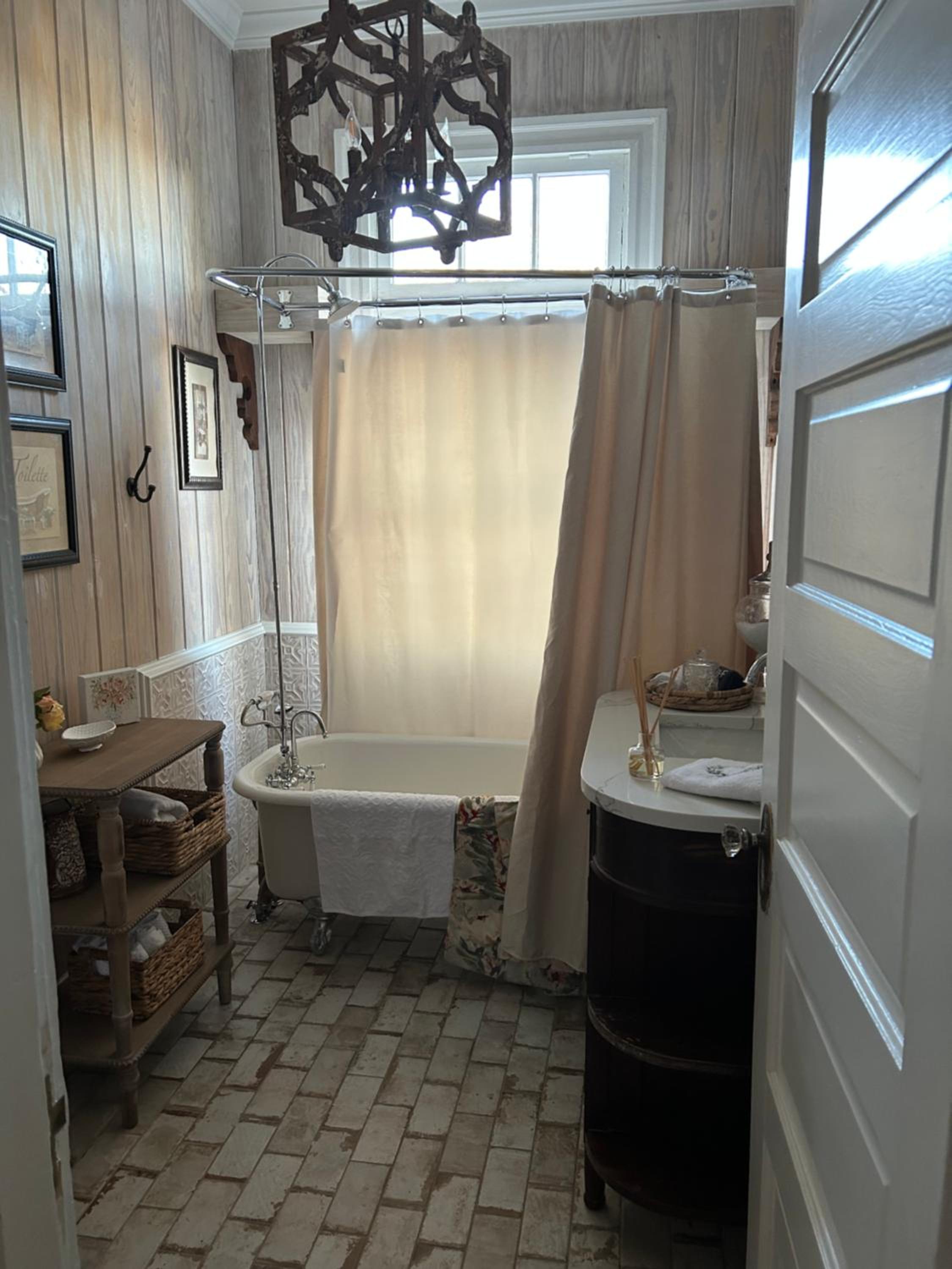 Laurel Vacations - Jenny's Downtown Hideaway Bed and Breakfast - Property Image 9