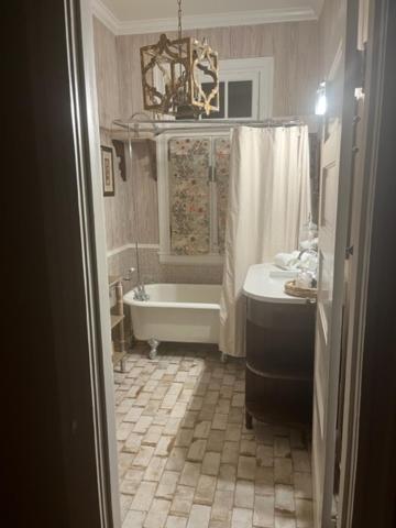 Laurel Vacations - Jenny's Downtown Hideaway Bed and Breakfast - Property Image 1