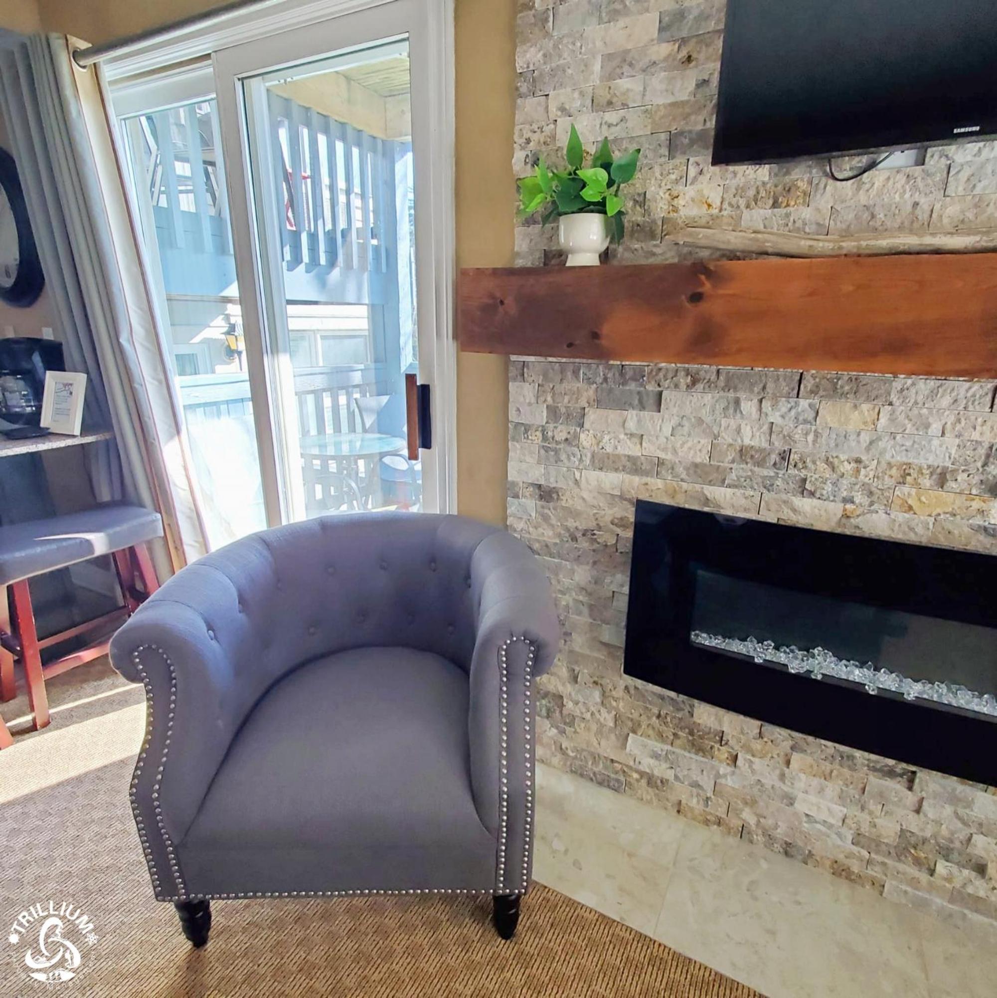 Hillside Studio 2 in Blue Mountain, Unlimited Wifi & Free Parking