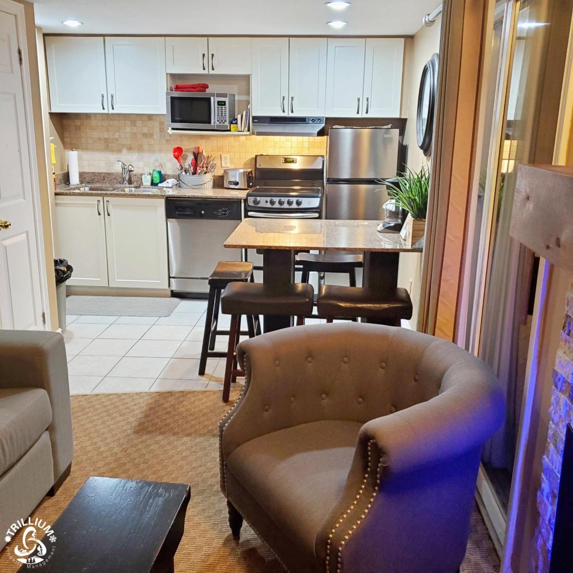Hillside Studio 2 in Blue Mountain, Unlimited Wifi & Free Parking