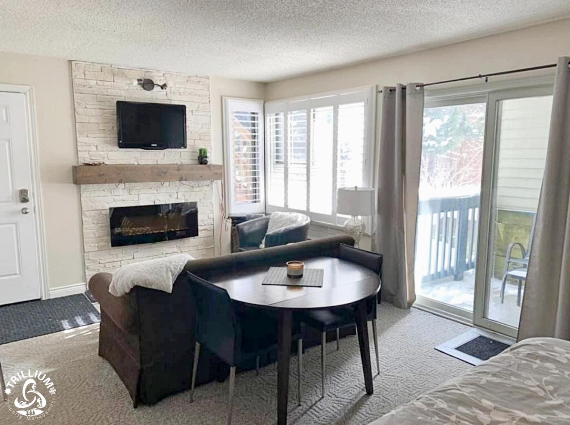 Hillside Studio 1 in Blue Mountain, Mountain View, Full Kitchen, Free Parking