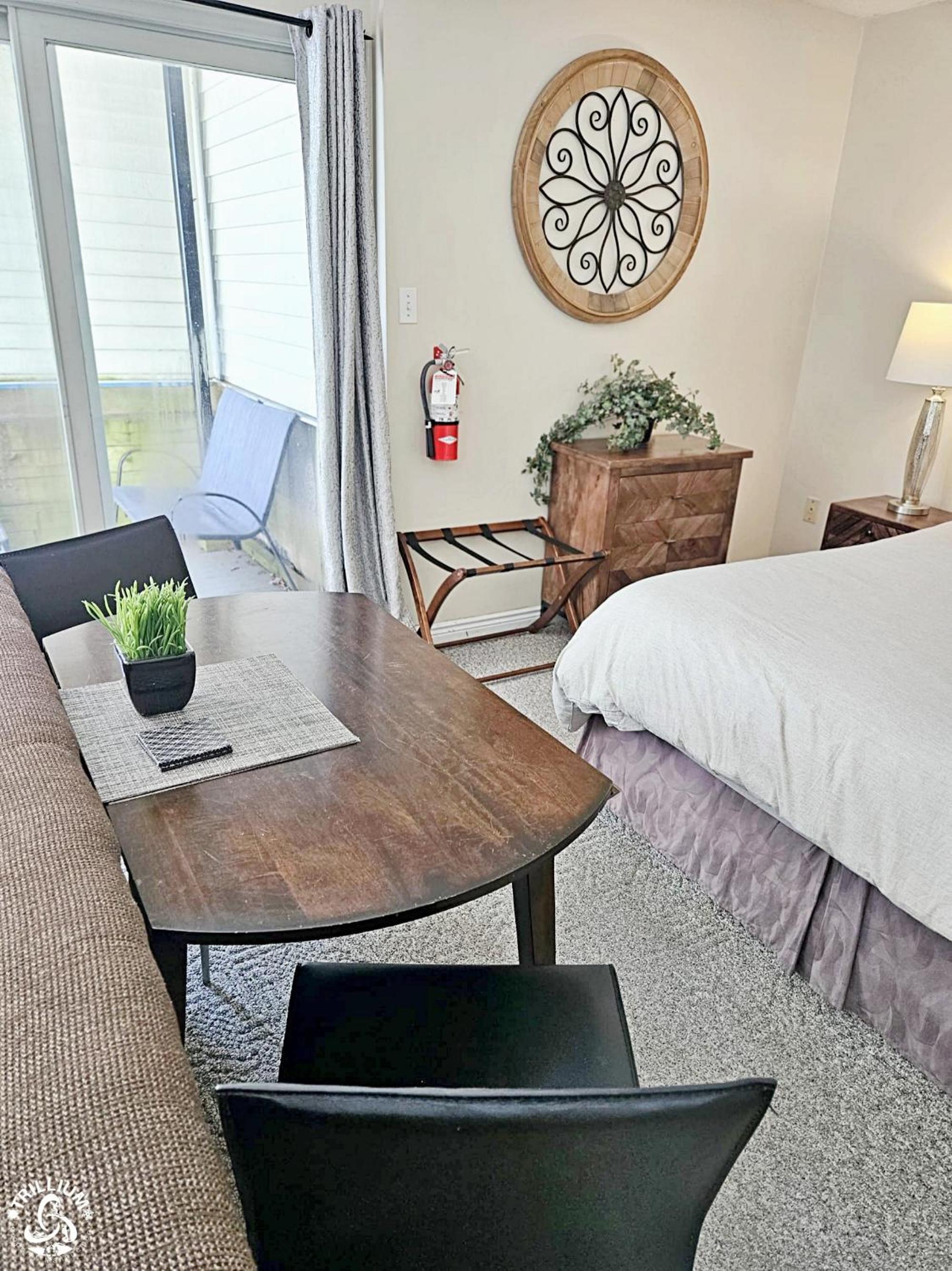 Hillside Studio 1 in Blue Mountain, Mountain View, Full Kitchen, Free Parking