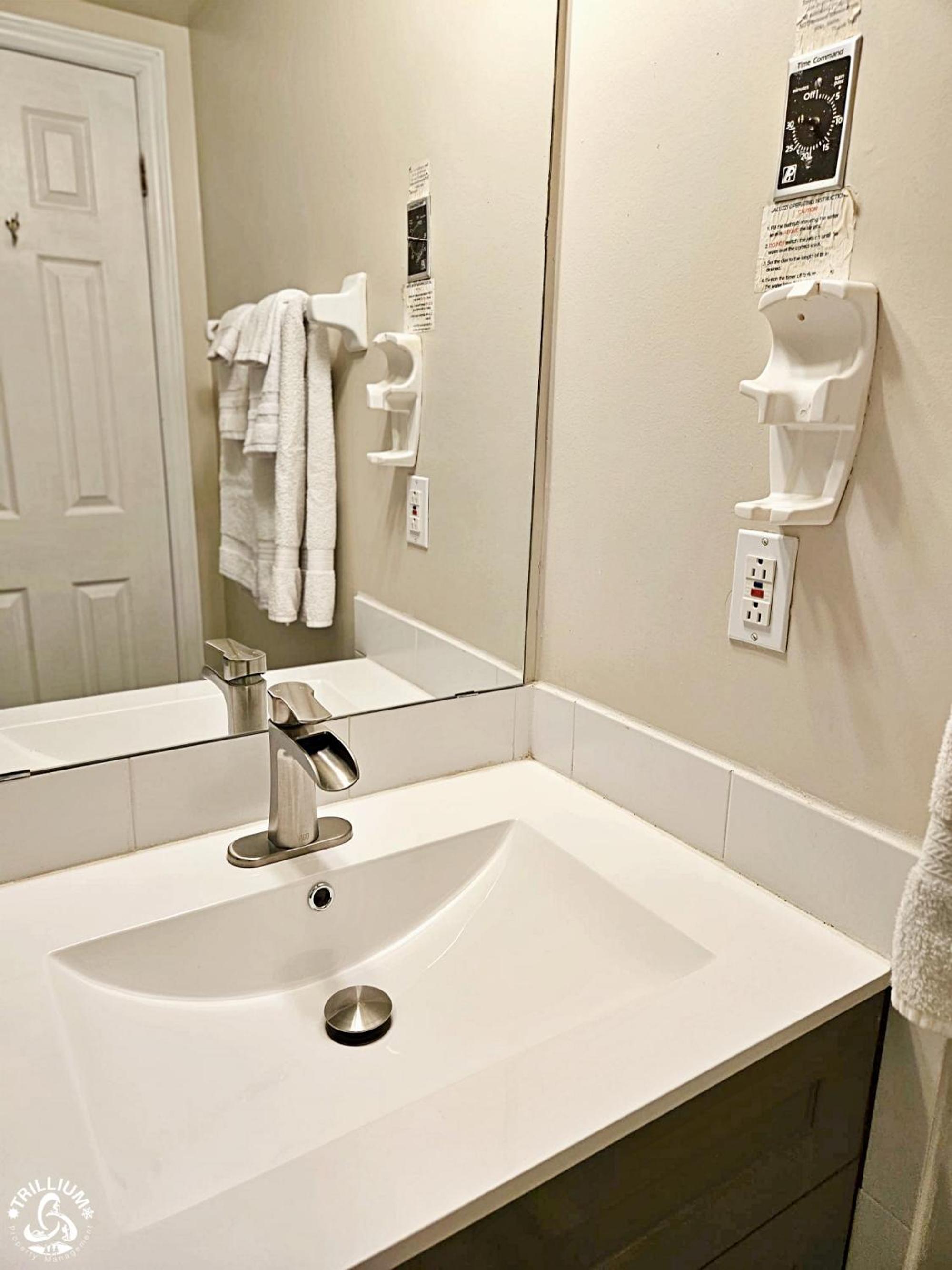 Hillside Studio 1 in Blue Mountain, Mountain View, Full Kitchen, Free Parking