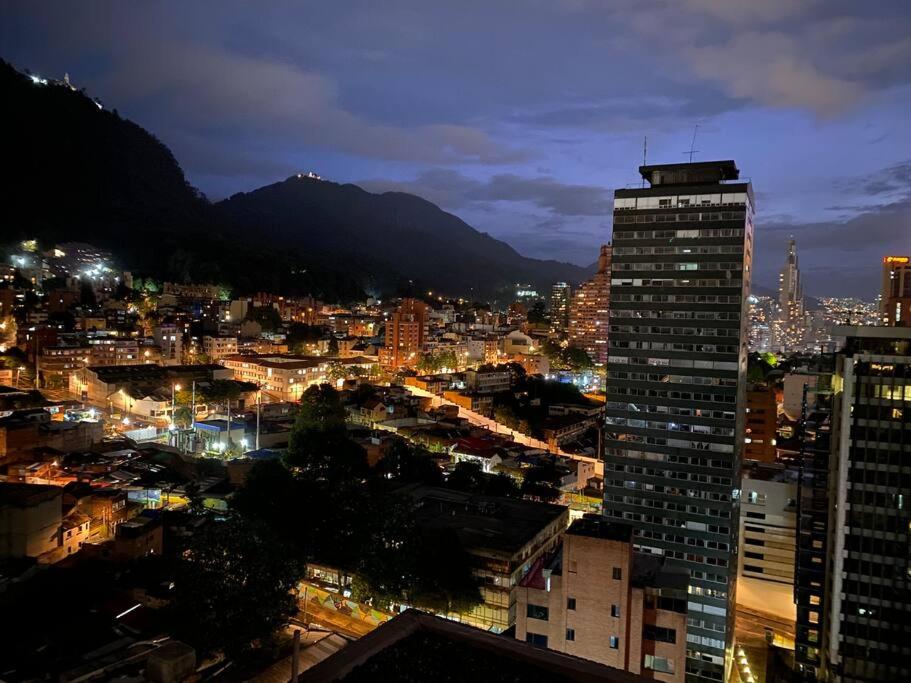 View, pleasure & business Bogotá-25th floor pool !