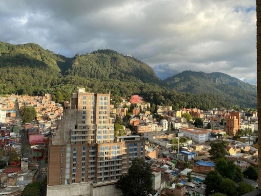View, pleasure & business Bogotá-25th floor pool !