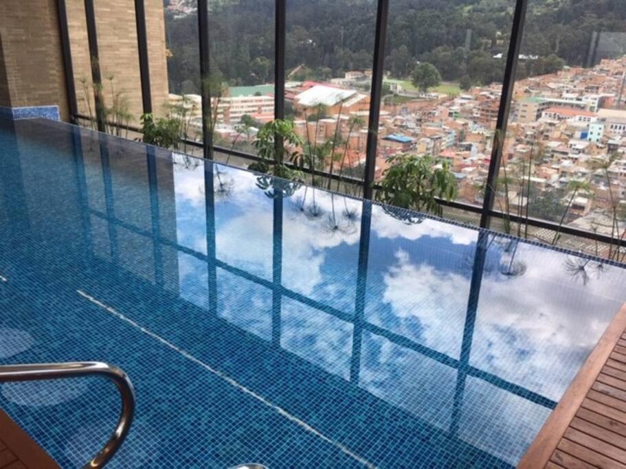 View, pleasure & business Bogotá-25th floor pool !