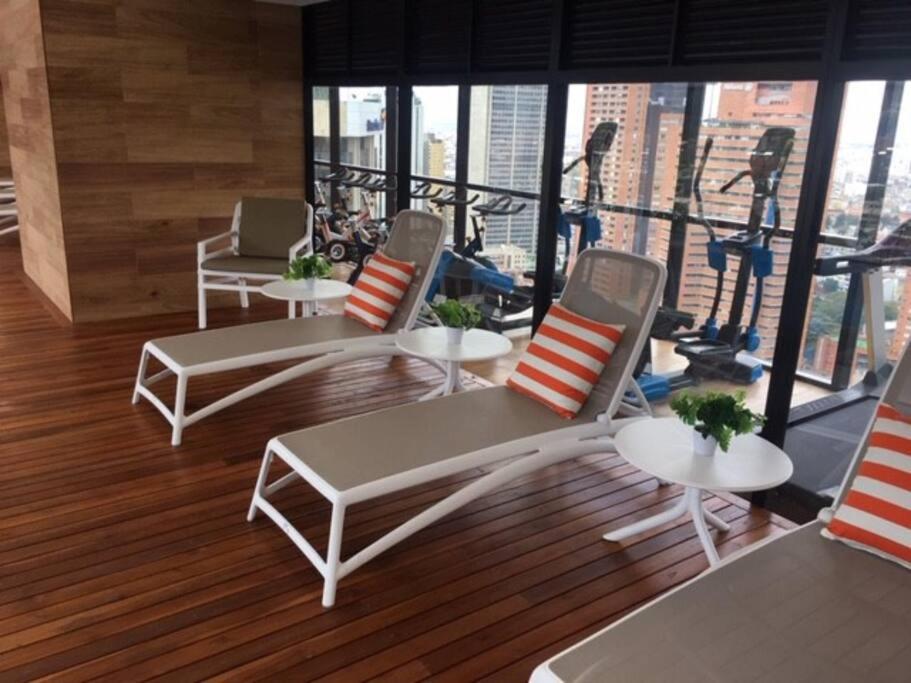 View, pleasure & business Bogotá-25th floor pool !