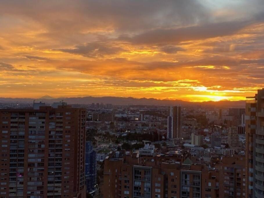 View, pleasure & business Bogotá-25th floor pool !