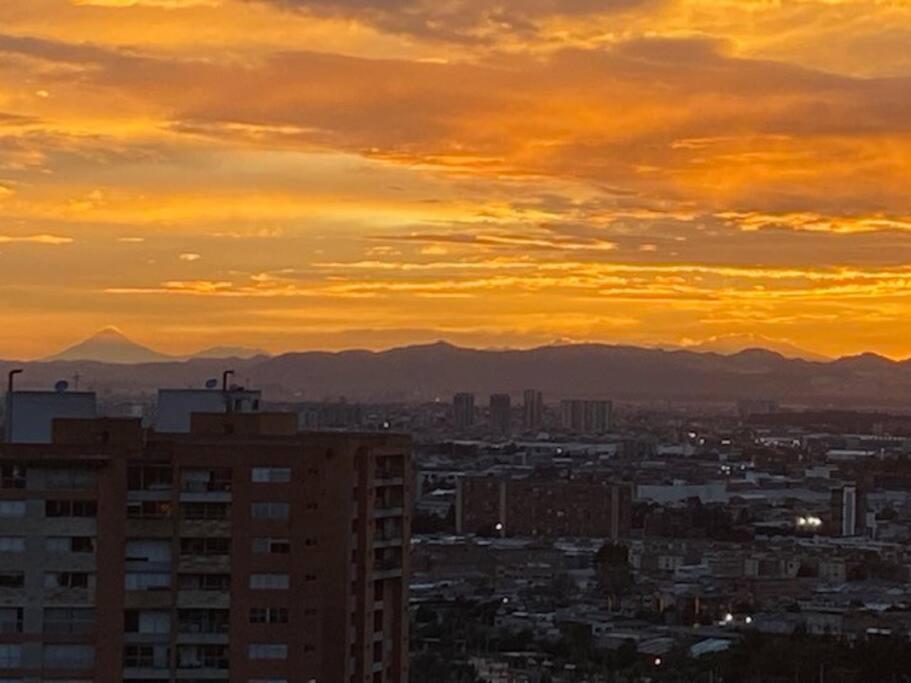 View, pleasure & business Bogotá-25th floor pool !