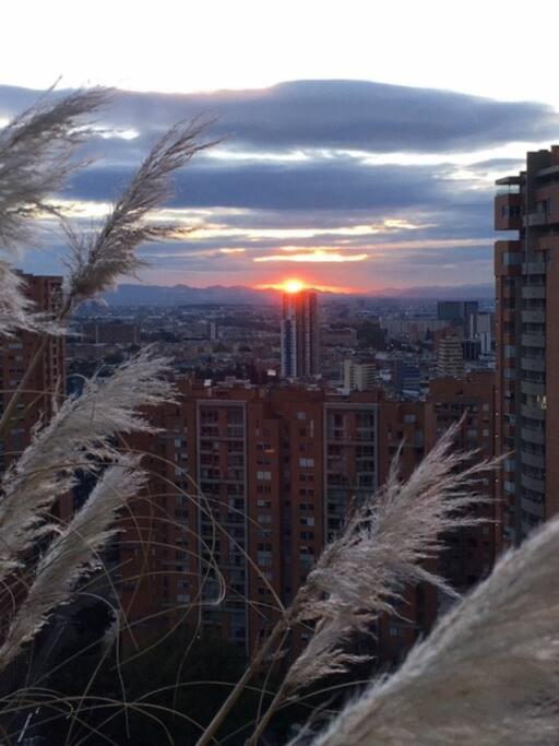 View, pleasure & business Bogotá-25th floor pool !
